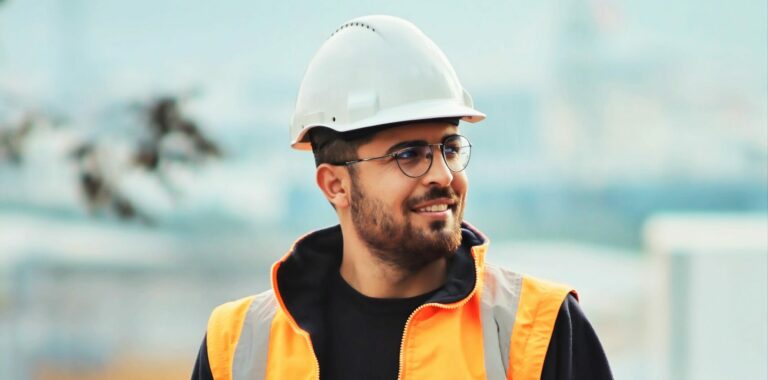 Lire la suite à propos de l’article Sur papier, il est le patron de sa petite entreprise de 5 ouvriers, dans le domaine de la construction, depuis 2 ans.